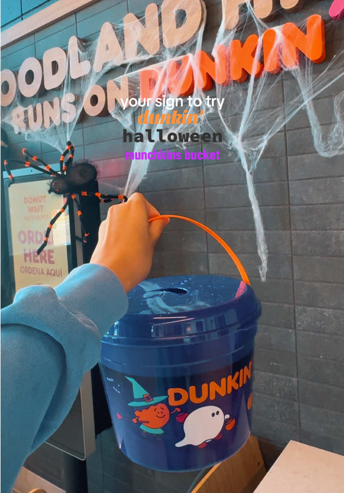🕷️🕸️ @Dunkin'  #dunkin #dunkindonuts #munchkins 