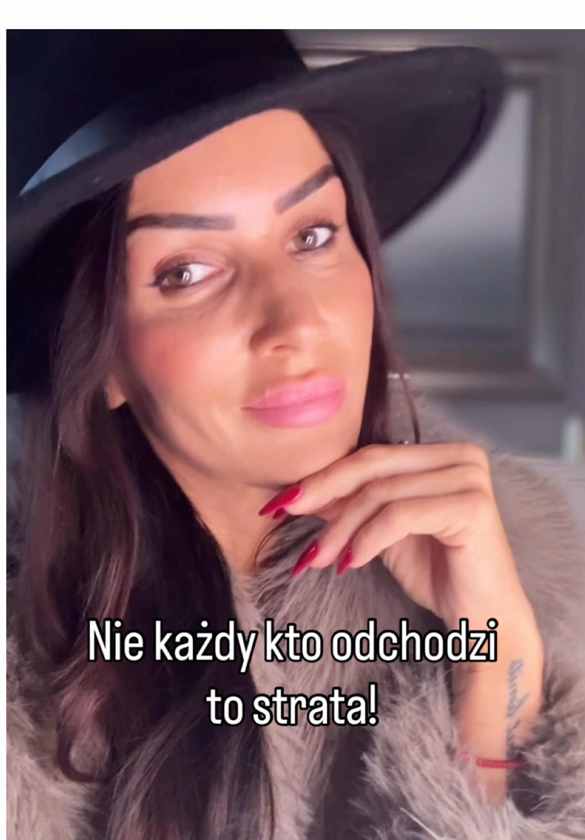 Nie każdy, kto odchodzi, to strata. Czasem zabierają ze sobą ciężar, którego już nie musisz dźwigać. Zaufaj temu, co odchodzi robi miejsce na to, co lepsze. With love,  Diana ❤️ #fyp #życie #kochać #polskitiktok #kobieta 