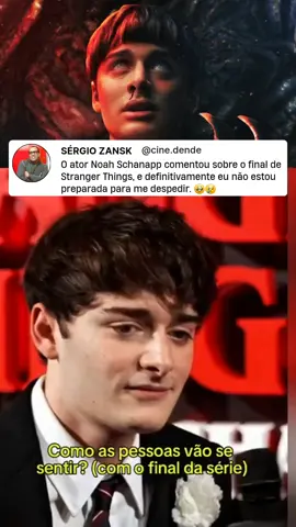 🎬 STRANGER THINGS: ATOR DE WILL BYERS COMENTA O FINAL DA SÉRIE E FÃS ENTRAM EM PÂNICO Em uma entrevista recente, Noah Schnapp, o intérprete do querido Will Byers, quebrou a internet ao tocar no assunto do fim de Stranger Things. O ator falou sobre a experiência emocional de gravar os últimos episódios, e é oficial: a gente não está nem um pouco preparado para essa despedida. A quinta e última temporada promete encerrar a saga dos amigos de Hawkins de uma forma épica e, com certeza, cheia de lágrimas. A temporada final está sendo produzida pelos irmãos Duffer e deve responder a todos os mistérios que ficaram no ar, principalmente aqueles ligados ao Mundo Invertido e ao personagem de Will. A pergunta que fica é: como o grupo vai conseguir superar o maior desafio de todos, sabendo que algumas jornadas realmente chegam ao fim? Você acha que o final vai atender às expectativas de tantos anos? 💬 Gostou do Post? Então Curte, comenta e compartilha! 👉 Siga o @cinedende e fique por dentro de todas as atualizações do universo de Stranger Things. #StrangerThings #StrangerThings5 #NoahSchnapp #WillByers #CineDendê 