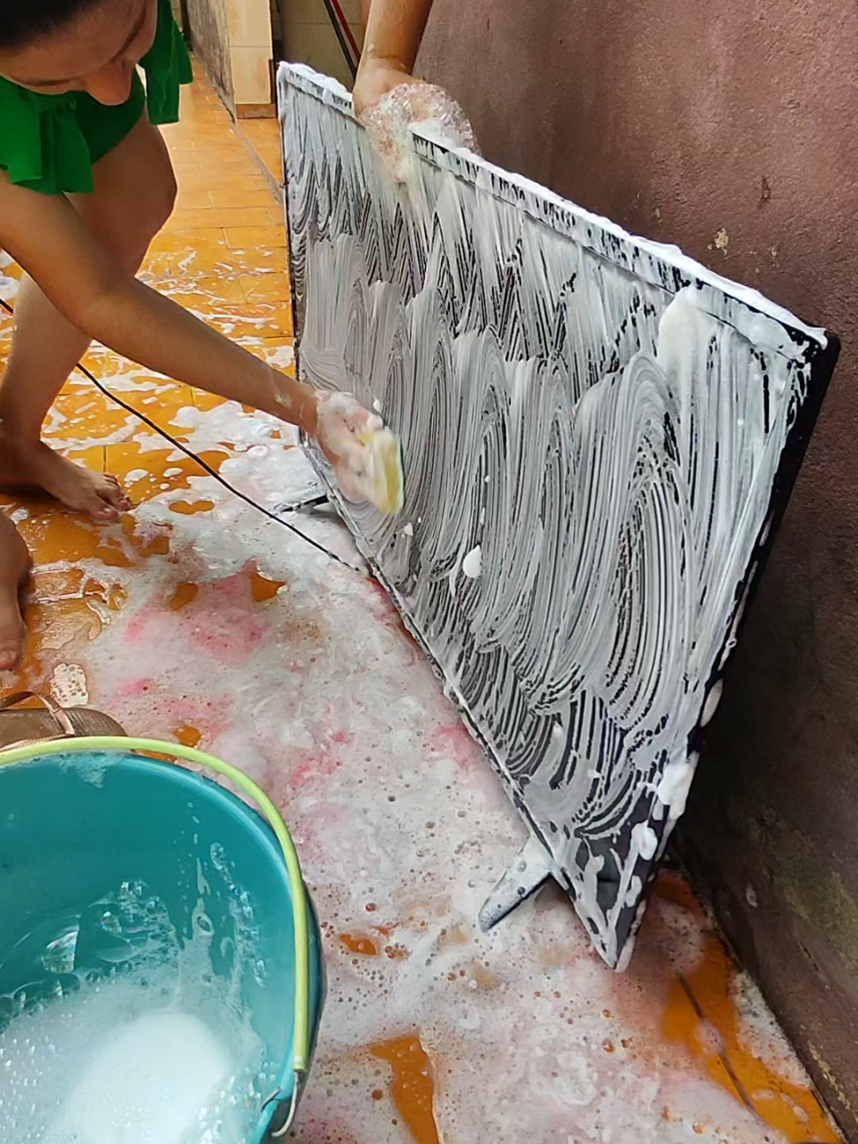 asmr lavando a televisão📺🫧🧼 (não faça isso em casa).#limpezadacasa #asmrlimpeza #limpezasatisfatória #asmr 