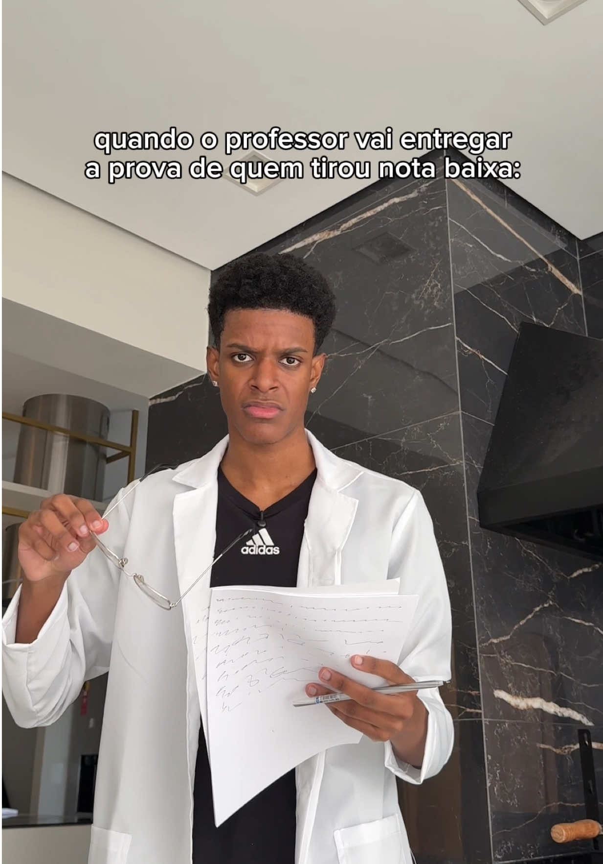 eles poderiam disfarçar pelo menos né 