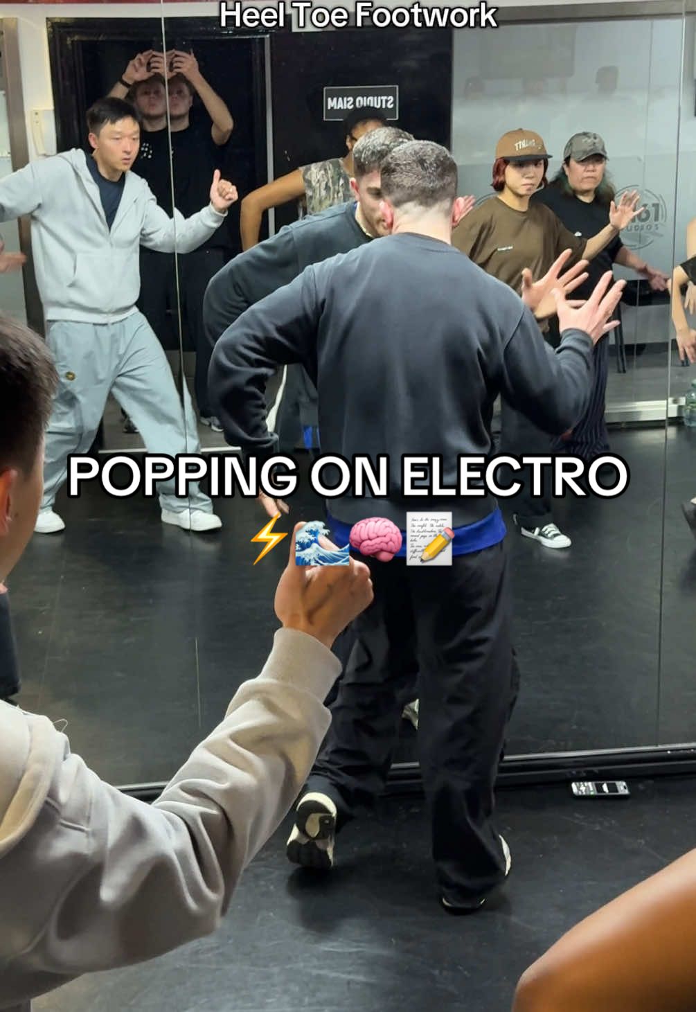 Same routine but to electro music!! 😵‍💫 Popping class every Monday at @0161 🌐 #popping #dance #dancetutorial #dancetips #choreography 