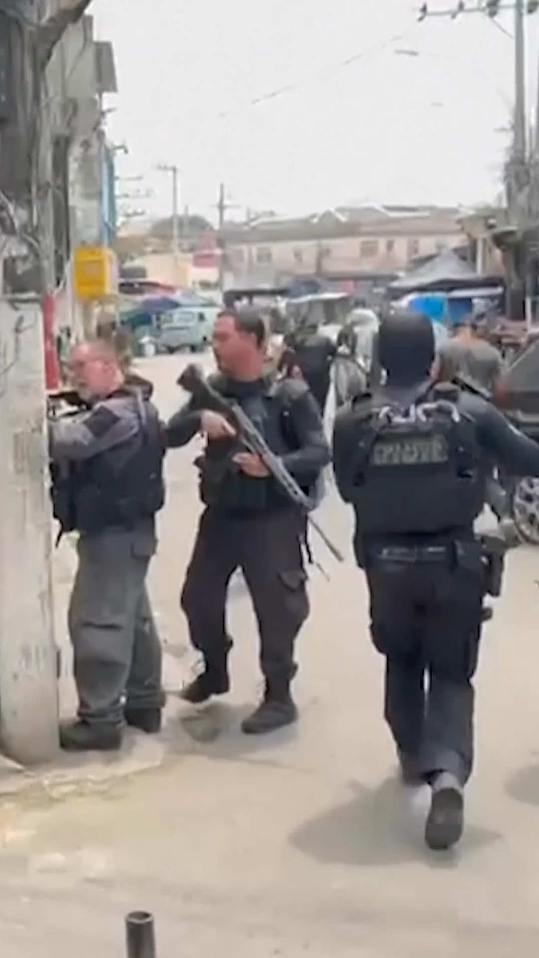 🇧🇷 Al menos 132 personas murieron durante un megaoperativo policial en los barrios de Penha y Alemão, en Río de Janeiro. ⚠️ La cifra supera la masacre de Carandiru (1992), que dejó 111 reclusos muertos y era considerada la más letal de la historia reciente de Brasil. 👮‍♂️ En el operativo participaron 2.500 agentes, cuyo objetivo era desarticular al Comando Vermelho, el principal grupo criminal que domina las favelas de la ciudad. #CHVNoticias #InternacionalCHV