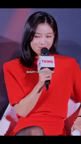 she is a total package #KimYooJung #DearX 