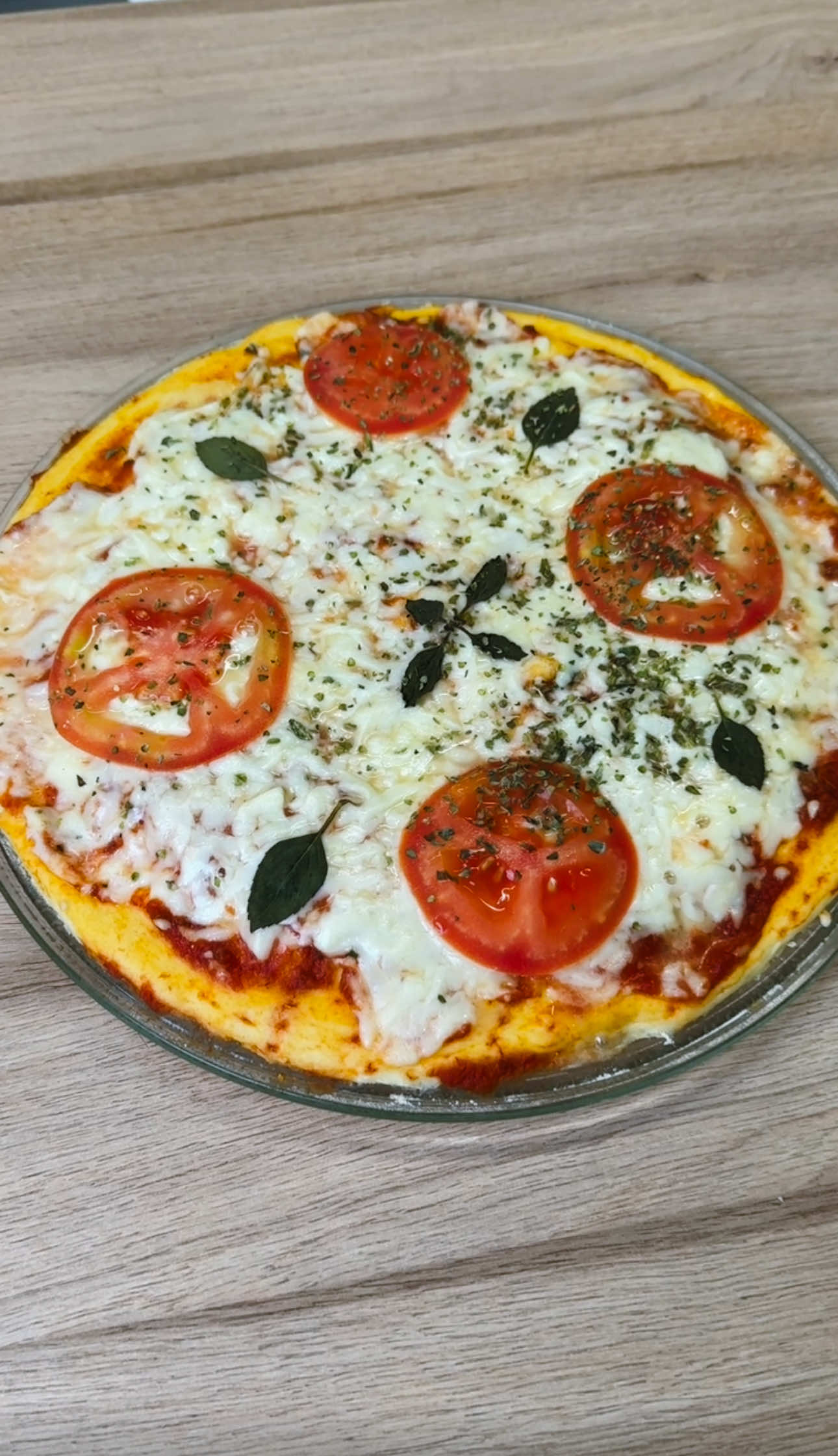 eu sou tão obcecada por essa pizza q já fiz de todos os sabores possíveis, até doce 🤤  ingredientes: 1 ovo, 1/2 xícara de leite, 1 colher de sopa de óleo, 1 colher de chá de sal, 1 colher de chá de açúcar, 1 xícara de farinha de trigo, 1 colher de chá de fermento. preparo: mistura tudo, passa para o prato do microondas já untado, faz uns furinhos com o garfo e leva pro microondas por 4 minutos pausando na metade do tempo pra fazer mais furinhos. Tira do microondas e recheia com molho de tomate, mussarela, tomate (ou como você quiser) e volta pro microondas por mais 3 minutos.