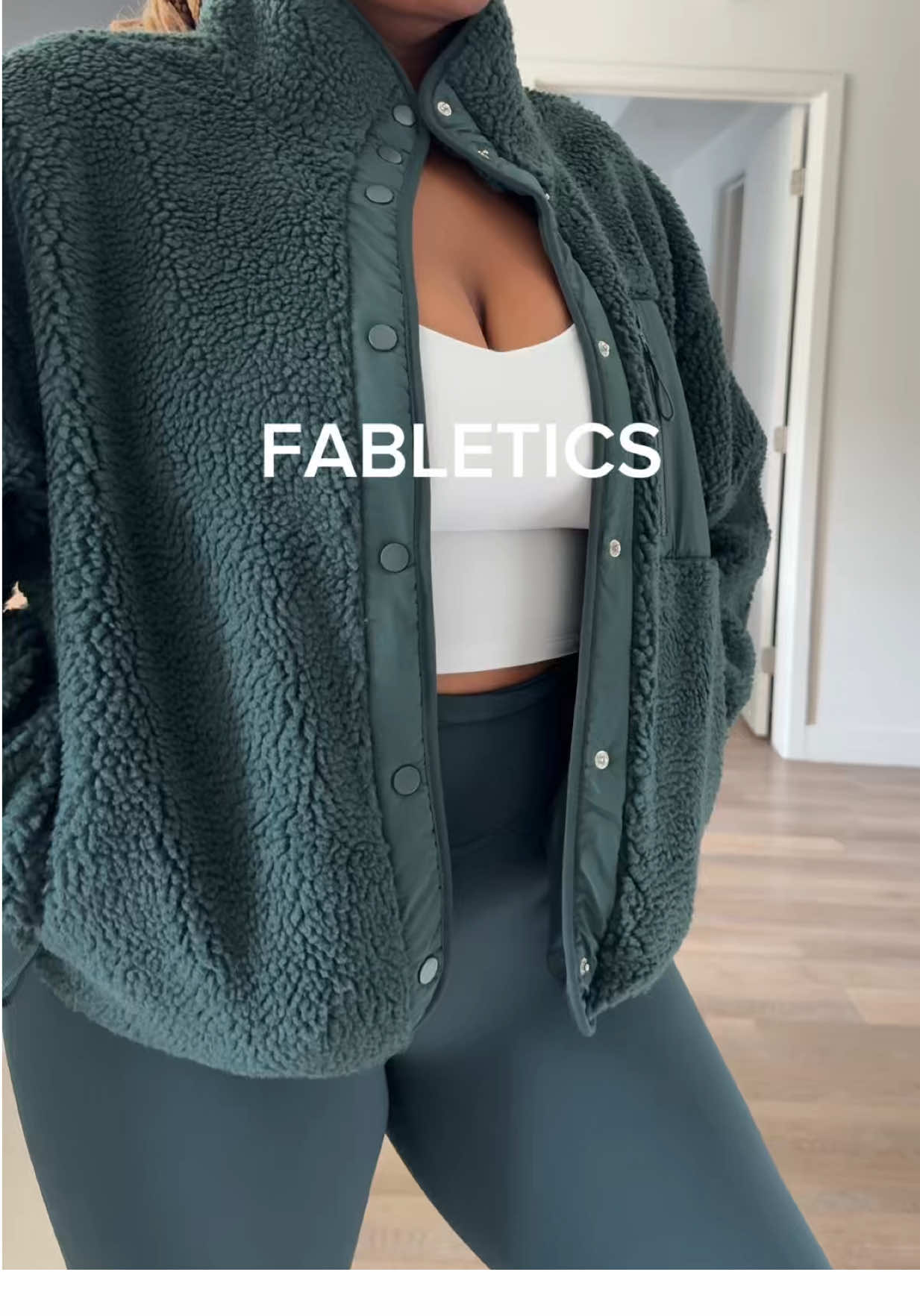 #fableticspartner okay emerald green is officially the color for #fall2025 💚 loving this set from @Fabletics !!! sign up for a HUGE discount! #activewearfashion #solidcore #fabletics 
