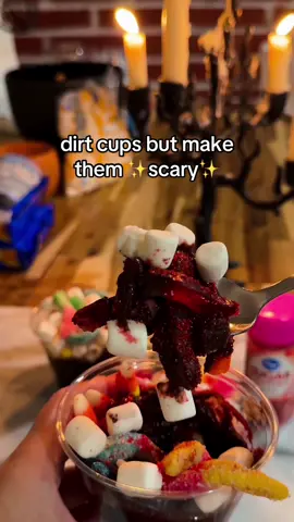 Your sign to make these 3-ingredient dirt cups for your kids (and yourself) #halloween #DirtCups #HalloweenTreats