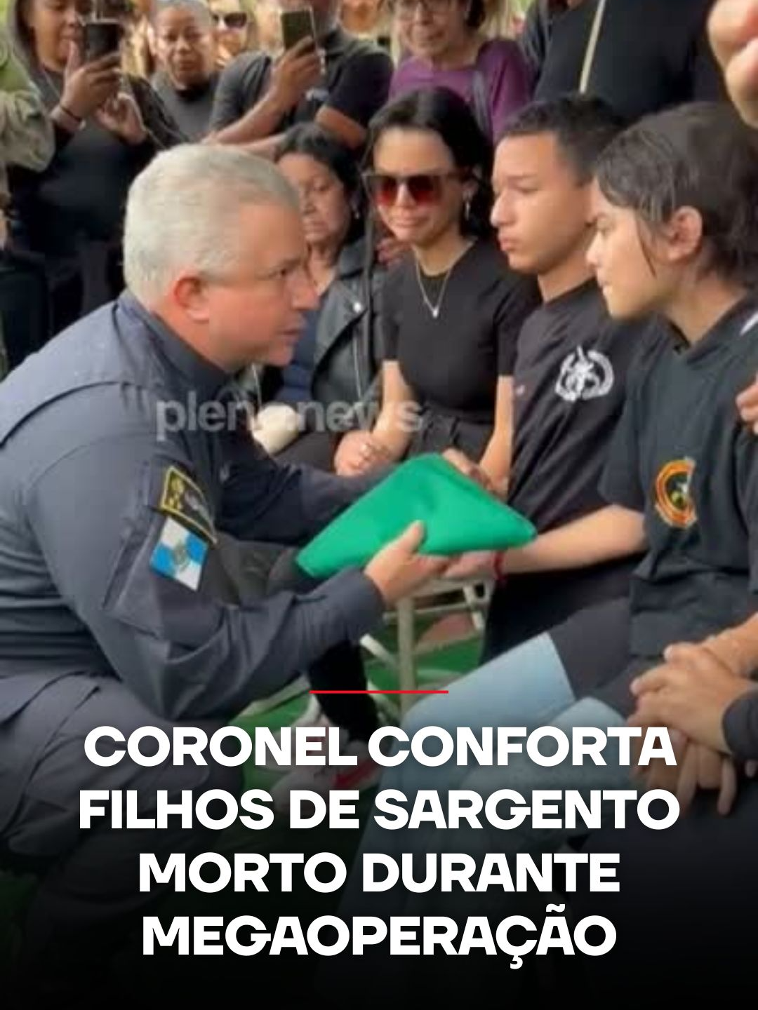 O sepultamento do sargento do BOPE Heber Carvalho da Fonseca, morto durante a megaoperação policial no Rio de Janeiro, foi marcado por forte comoção nesta quinta-feira (30). Familiares, amigos e companheiros prestaram as últimas homenagens ao militar, que integrava as equipes enviadas aos complexos do Alemão e da Penha. Durante a cerimônia, o subsecretário-geral da Polícia Militar, coronel Marcelo de Menezes Nogueira, confortou os filhos do sargento e afirmou que Heber “morreu como um herói”. Em meio a lágrimas e aplausos, o momento simbolizou o luto da corporação e a dor das famílias atingidas pela violência. Heber foi um dos quatro policiais mortos na operação, que também resultou em mais de 120 mortes. 🎥 Reprodução: @plenonews | @myhoodbr 📺 Confira na JP News e Panflix 📌 Siga o nosso perfil @jovempannews #CV #Operação #Polícia #RJ #PF #Luto #BOPE #Brasil