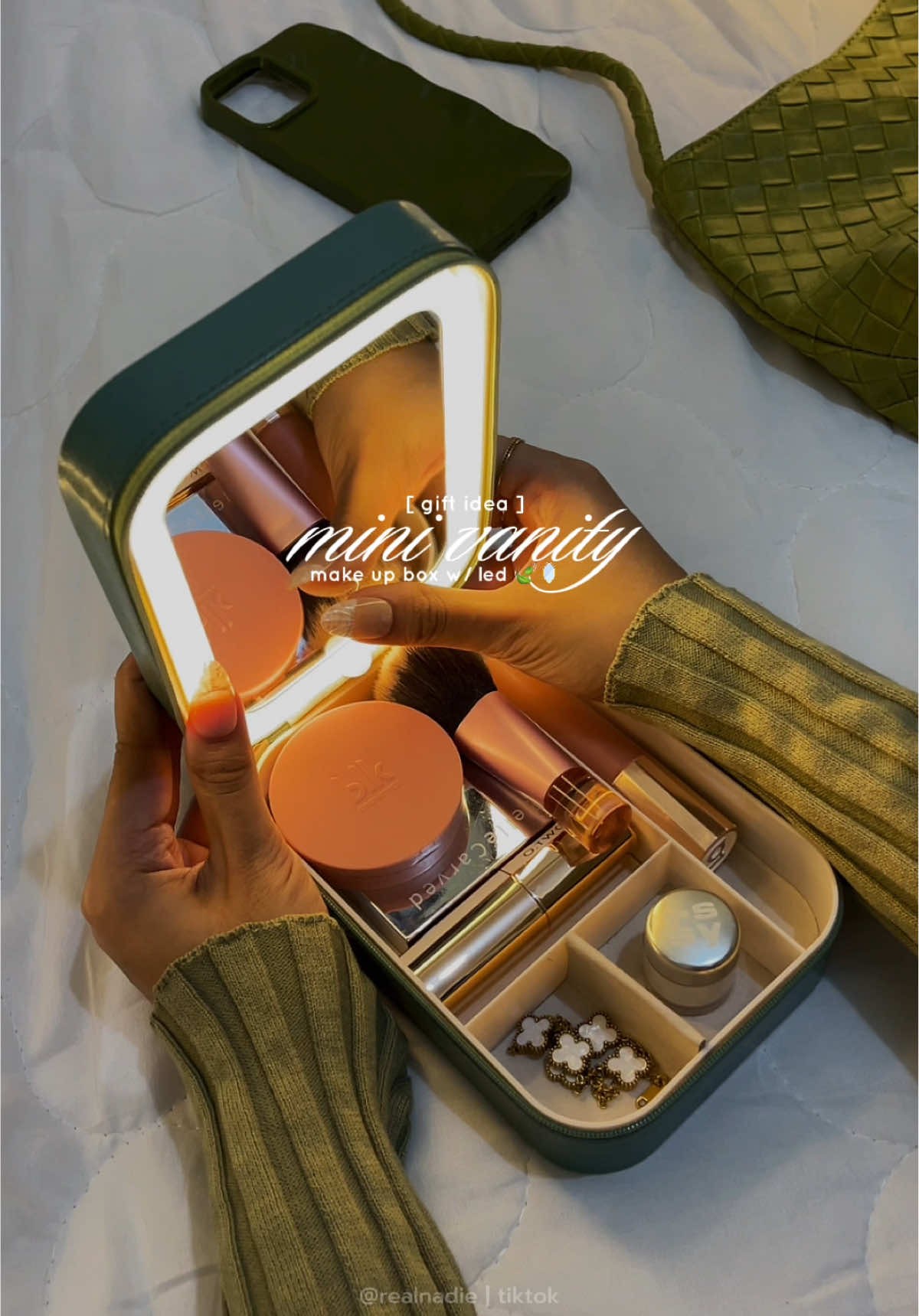 christmas is coming! just found best gift idea for your girlfriend/ friends! 💝🎁 #giftideas #minivanitygift #christmasgiftideas #giftreco 