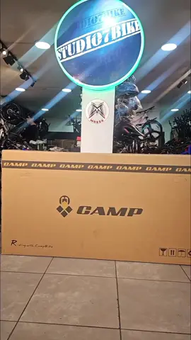 ✨La Mountain Bike Camp Daré Pro Plus 29er Va generar una increíble sensación por montarla 🚴Con un chasis aluminio cónico hidro, y su geometría XC muy agresiva, esta bicicleta vino para desplazar lo viejo. ⚙️Componentes de última generación Shimano Cues 11v Full Set. Nada de componentes mesclados genéricos 🛒Comparala en www.studio7bike.pe y también tienda Física Av Del Aire 1330 San Luis 🚚Aprovecha el envío gratis y Armado gratis a todo el Perú #studio7bike #Shimano #bicicletasdemontaña #CampDare #Aro29 