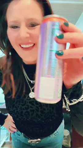 You’re never fully dressed without sparkly things and Bloom energy 💁🏻‍♀️ #bloom #bloomnutrition #energyboost 