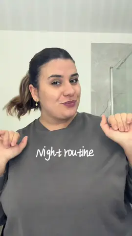 La brillance des cheveux avec le nutritive sérum de @Kérastase à la fin 😍 Et l’odeur est incroyable ✨ Petite night routine avec mes produits préférés du moment 🤎 #Nightroutine #skincare #haircareroutine #kerastase #kerastase @Sephora Collection @Yepoda 