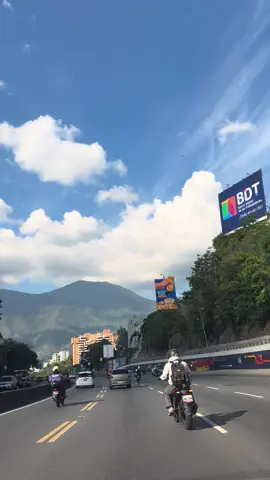 Jueves! Caracas! El camino donde se ve más bello El Ávila 💫