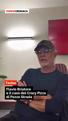 Flavio Briatore è arrivato a Torino per l’apertura del suo 21esimo Crazy Pizza, un progetto ambizioso che ha richiesto un investimento di 1,2 milioni di euro e che creerà 30 nuovi posti di lavoro. L’imprenditore, dopo otto anni di attesa, ha deciso di sbarcare sotto la Mole con un format che unisce la semplicità della pizza alla raffinatezza dello champagne, con un tocco di spettacolo grazie agli acrobati pizzaioli. Nel corso della nostra intervista, Briatore ha raccontato come Torino, pur essendo lontano dalla sua città natale da decenni, sia la città ideale per il suo format. Ha anche commentato le polemiche che hanno preceduto l’apertura, ribadendo che il successo in Italia è spesso accolto con diffidenza. Rispondendo alla vicenda del nome “Crazy Pizza” già utilizzato in via Vandalino, Briatore ha risolto con ironia, invitando il proprietario a mantenere il suo nome. Ma Briatore non si è limitato alla festa: ha detto la sua anche su Juventus, Spalletti e sul fenomeno Sinner — pur confessando che il tennis non lo appassiona troppo. Intervista completa su torinocronaca.it