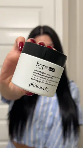 Just because the weather’s cooler doesn’t mean your skin doesn’t need love! keep that glow going with a rich moisturizer — hydration is always in season ✨  @philosophy #lovephilosophy #skincareroutine #gifted #hopeinajar 
