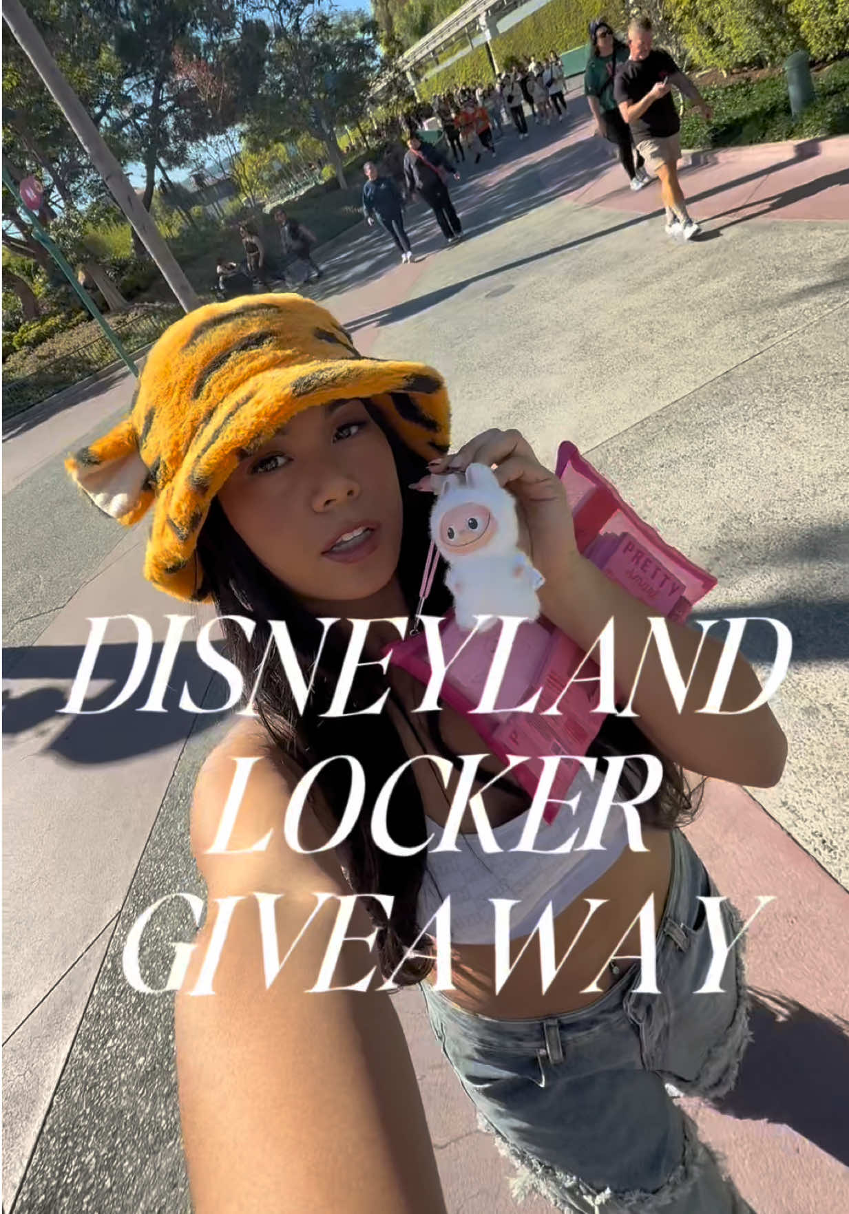 Replying to @jocelyn WE BACK WITH ANOTHER DISNEY LOCKER GIVEAWAY FOR HALLOWEEN 🎃 ✨ #disneylockergiveaway #giveaway #disneyland 