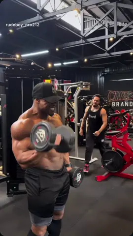 O segredo é a creatina…. 👀👀 • #meme #humor #Fitness #explorar #creatina 