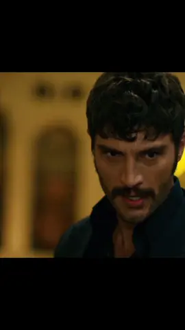 Melek ve Serhat 🫡. Aptal Yıldız, onun ailesini barıştırmak için davet ettiğini sanıyordu, ama o aslında onları Melek’e bir daha yaklaşmamaları için tehdit etmek üzere çağırmış 🤣🤣 . Gerçekten harika bir çiftler.  #dizi #اكسبلور #sermel   #aybukepusat  #halef 