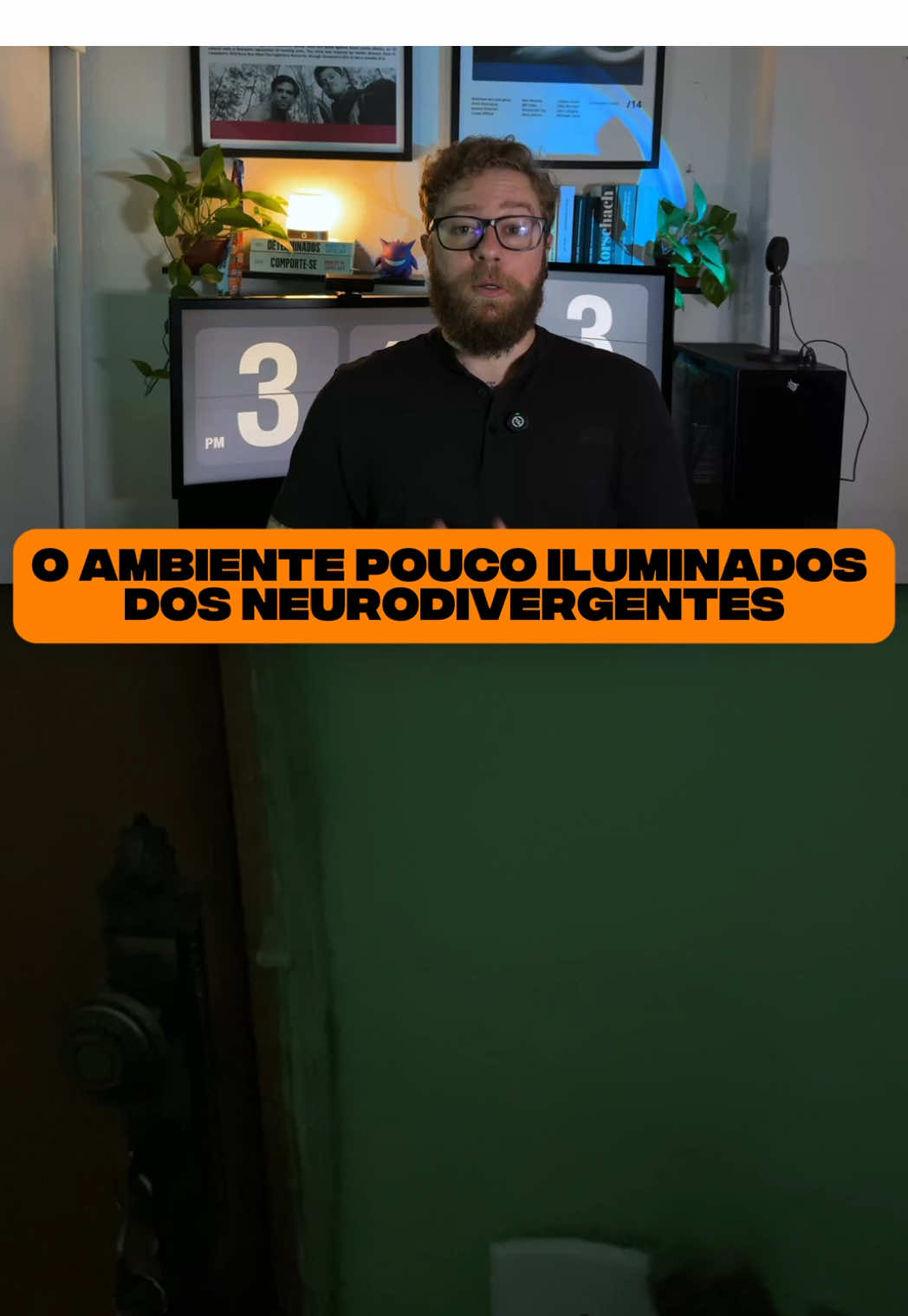 Pessoas neurodivergentes, como quem tem TDAH, TEA ou SD/AH, muitas vezes preferem ambientes com luz indireta ou até ficar no escuro. Isso não é “mania”: é o cérebro tentando se proteger da sobrecarga sensorial. Essa hipersensibilidade à luz, semelhante à fotofobia, ocorre porque o sistema nervoso dessas pessoas processa os estímulos visuais de forma mais intensa. A luminosidade forte pode gerar desconforto, irritação, cansaço visual e até dor de cabeça. 🧠 Estudos mostram que, em condições como o TDAH e o TEA, há alterações na regulação do córtex visual e nas respostas pupilares, o que pode aumentar a sensibilidade à luz (Panagiotidi et al., Vision Research, 2020). 🎯 Estratégias que ajudam: • Optar por luzes quentes e difusas • Evitar telas em brilho máximo • Usar óculos com filtro de luz azul ou lentes fotossensíveis • Fazer pausas visuais regulares O conforto sensorial é autocuidado — entender seus limites é respeitar o funcionamento do seu cérebro. #psicologia #tdah #tdahadulto 