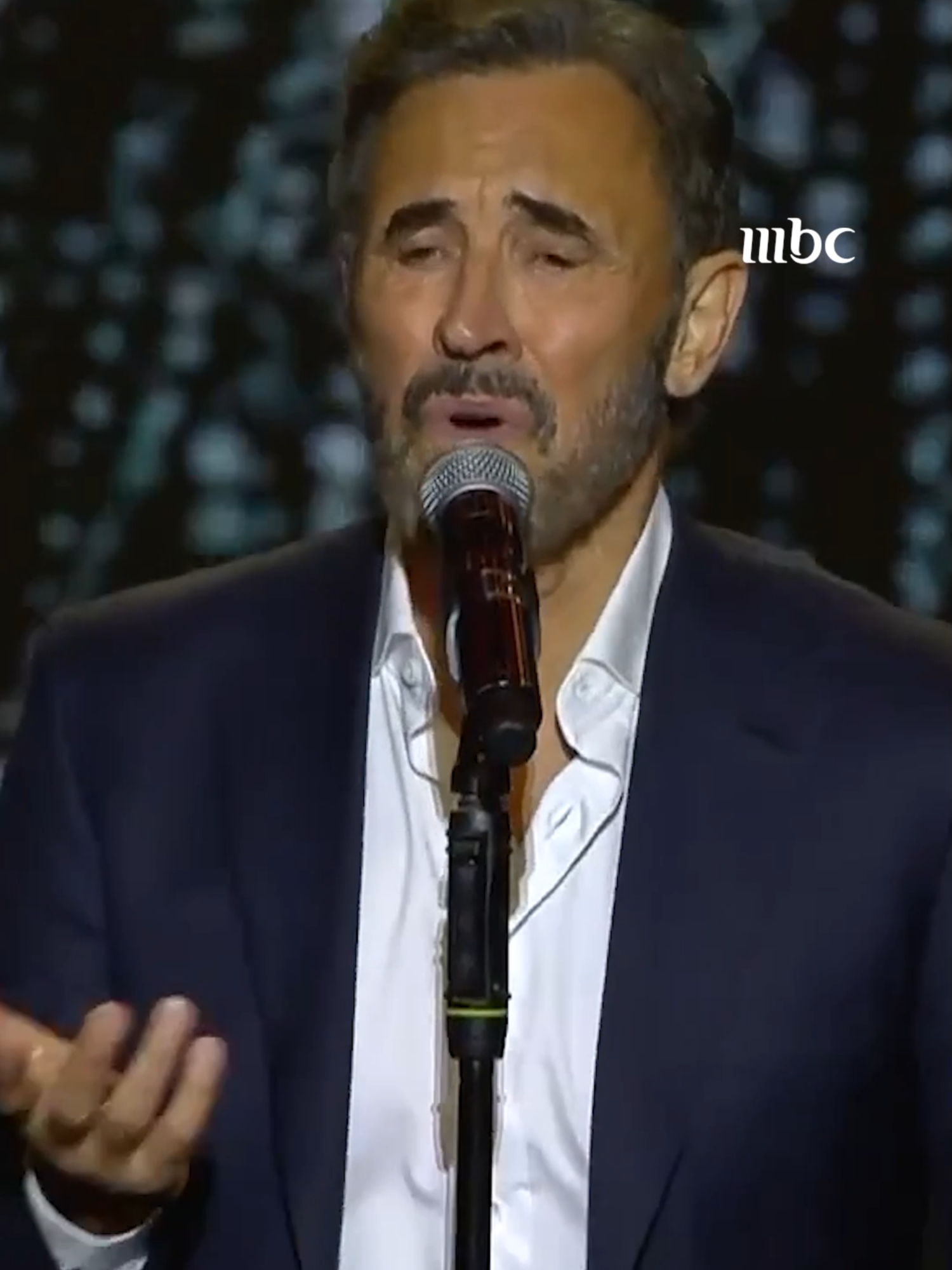 طرب وانسجام .. كاظم الساهر يشعل المسرح بأغنية 