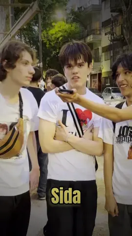 Estuvimos en la fila de la pre escucha de los #PILF en el C art Media preguntándole a la gente ¿qué palabra define al under? Déjanos en los comentarios cuál es la palabra para vos Entrevista: @keik_troleos Film: @ezesad_ #swaggerboyz #swag #underargentina #under 