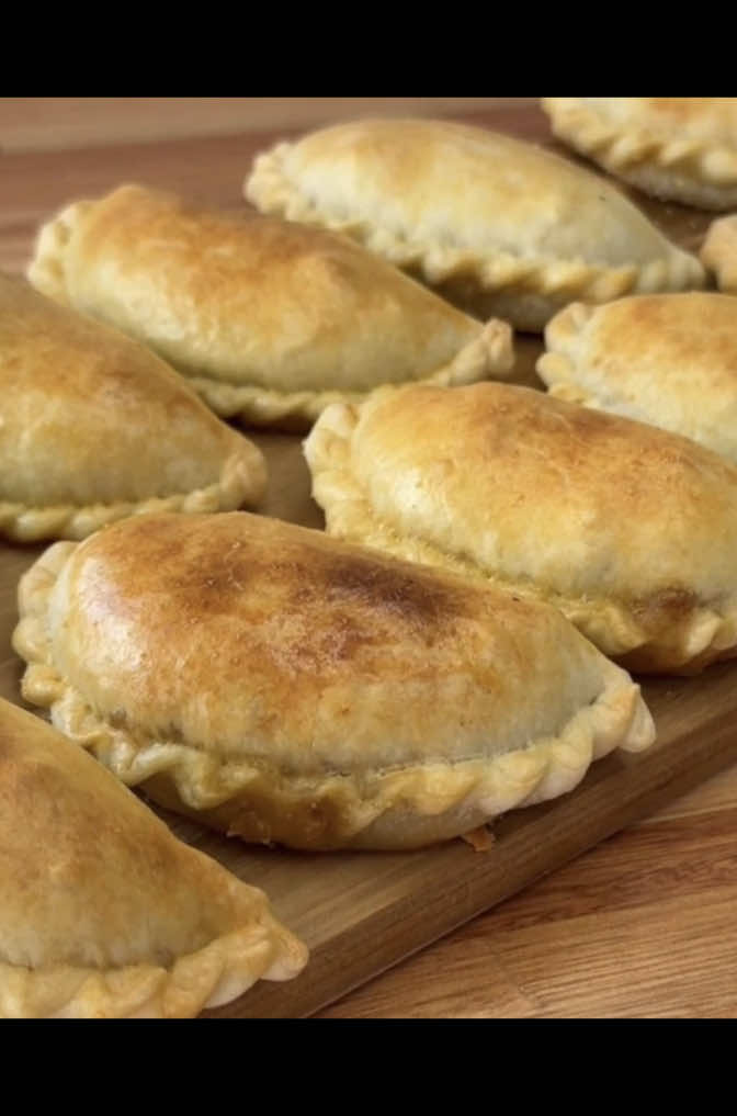 EMPANADAS DE CARNE En este video te muestro el paso a paso para preparar empanadas de carne cortada a cuchillo, con masa casera y un relleno tradicional como se hacían antes. Una receta sin atajos, sin complicaciones, para que te salgan perfectas desde la primera vez. Te muestro paso a paso cómo hacer la masa perfecta, el relleno bien sabroso y cómo armarlas para que queden jugosas y doradas Ideal para compartir en familia, para una picada o para sorprender con algo rico hecho en casa. 👇 ¡Dejá tu comentario! ¿Las vas a hacer al horno o fritas? 📌 Ingredientes: 2 cebollas Medio morrón rojo 1 diente de ajo 1 cebolla de verdeo 500 g de roast beef Sal, pimenton y comino a gusto 3 cucharadas de aceite 2 huevos duros. Para la Masa: 500 g de harina de todo uso 8 g de sal 250 ml de agua caliente 80 g de grasa 💬 Contame en los comentarios si las probaste y cómo te salieron. #empanadas #carne #Recipe #recetas #recetasfaciles 