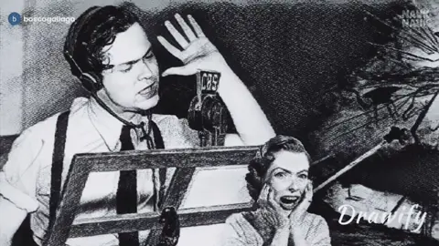 📻 Un día como hoy, 30 de octubre, pero de 1938… Orson Welles y su Mercury Theatre on the Air transmitieron por radio “La guerra de los mundos” de H. G. Wells. La emisión estaba presentada como si fueran noticias reales de una invasión extraterrestre, y muchos oyentes creyeron que la Tierra estaba siendo invadida, generando un pánico histórico. Un ejemplo inolvidable de cómo la radio podía hacer temblar al mundo con solo palabras… 👽📰 #Efemérides #OrsonWelles #LaGuerraDeLosMundos #HistoriaDelCineYRadio