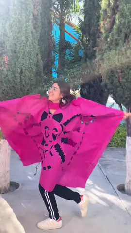 💀🎉 No sabíamos si eran maestros o decoración del altar… pero igual los aplaudimos 👏😆 #JFR #DíaDeMuertos #PapelPicadoChallenge #papelpicadodisfraz 	 