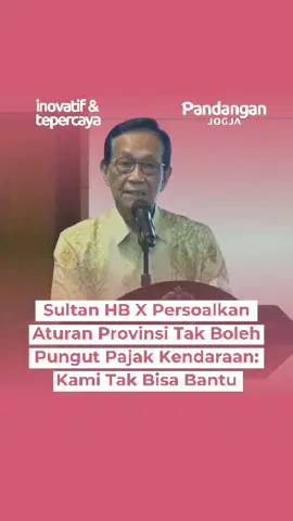 Gubernur Daerah Istimewa Yogyakarta (DIY), Sri Sultan Hamengku Buwono, mempersoalkan kebijakan yang mengatur terkait pemungutan pajak kendaraan bermotor yang hanya boleh dilakukan oleh pemerintah kabupaten/kota. Kebijakan itu menurutnya membuat kewenangan Pemerintah Provinsi untuk membantu kabupaten/kota di wilayahnya menjadi terbatas.  “Kalau mau membantu kabupaten/kota, harus diketahui oleh Menteri Hukum, harus diketahui dan diizinkan oleh Menteri Dalam Negeri,” kata Sultan dalam Rapat Koordinasi Pengendalian (Rakordal) Pmbangunan Daerah Triwulan II Tahun 2025 di Gedhong Pracimasana, Kompleks Kepatihan Yogya, Kamis (30/10). “Kenapa kami membantu kabupaten/kota dalam satu provinsi malah dipersulit, bukan malah diberikan kebebasan untuk kemudahan?,” lanjutnya. Kebijakan itu menurutnya membuat kesenjangan antarwilayah menjadi semakin besar. Kabupaten Gunungkidul dan Kulon Progo menurutnya menjadi makin sulit mengejar ketertinggalannya atas Kota Yogya, Sleman, dan Bantul. Sebab, selain anggarannya jauh lebih kecil dari wilayah lain, pendapatan dari pajak kendaraan juga lebih sedikit karena jumlah kendaraan yang ada lebih sedikit. Hal ini kata dia sudah sempat ia sampaikan ke Menteri Keuangan RI, Purbaya Yudhi Sadewa. “Pak Purbaya langsung bicara, itu kebijakannya yang salah Pak Sultan,” ujarnya. Aset:  Video: YouTube/JITV Pemda DIY Artikel: Pandangan Jogja #sultanhbx #pajak #purbaya #jogja #pandanganjogja 