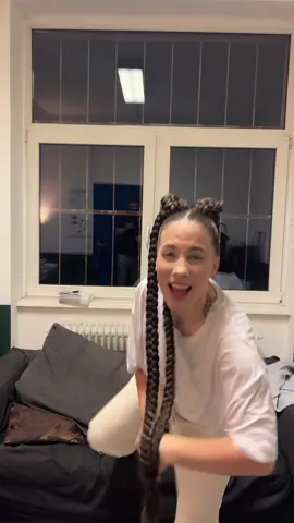 Nach der Show direkt mal in adiletten HEILIGENSCHEIN feiern 🔥🔥🔥 morgen geht es in die Charts jeder stream zählt ….. pumpt das Album auf repeat 🙏🏻🙏🏻🙏🏻🙏🏻 #heiligenschein #lafee #neuesalbum #schattenundlicht 