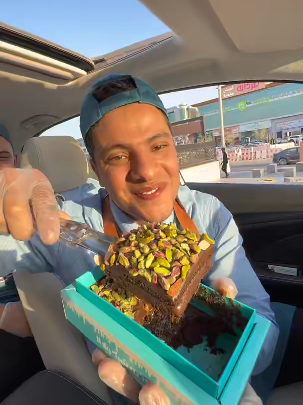 الخضة ولّعت الدنيا 😂 مين نكهته تكسب؟ نوتيلا؟ كيندر؟ ولا بستاشيو؟ 🍫💚 جربها وقل لنا رأيك 👇 #وزير_الحلو #الخضة #يومك_زايدينه_حلا #وزير_الحلو_في_السعودية