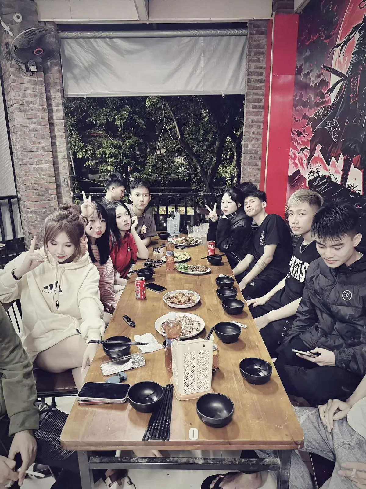 Cuộc đời dạy tôi một điều: Khi bạn có tiền hoặc không có tiền, những người bạn- người anh em thật sự tôn trọng và yêu quý bạn sẽ hiện rõ, bởi vì xã hội nay quý trọng đồng tiền hơn bạn bè, vì nếu bạn chẳng còn một xu dính túi mà những người anh em ấy vẫn ở bên thì chắc chắn bạn không bao giờ quên được họ! #xuhuong #xuhuongtiktok #fpyシ #anhemxahoi #benthen 