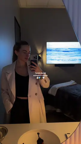 There’s a new facial in town ✨ The Diamond Glow- Hydrafacials younger, sparklier sister ✨ As a Hydrafacial stan, I had to stop by @estheticscenter Fair Oaks to see what everyone was talking about.  // #sacramento #facial #medspa #diamondglow 