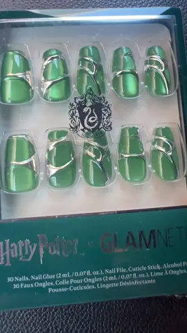 Grab them before rhey are gone! They are sold out in stores #glamnetic #harrypotter #harrypotternails 