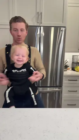 This smiley skeleton is wishing you a Happy Hallow’s Eve! #dad #baby #dance #fyp 