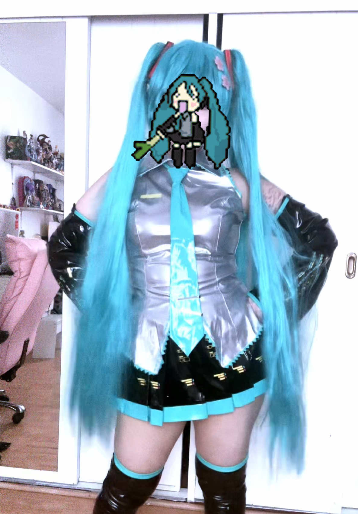 >< #moots? #hatsunemiku #hatsunemikucosplay #cosplay 