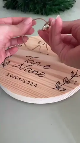 Dê uma olhada em PORTA ALIANÇA PINUS 12CM - Escolha a frase de sua preferência por R$23,75. Compre na Shopee agora! https://s.shopee.com.br/40YKEDjiiY