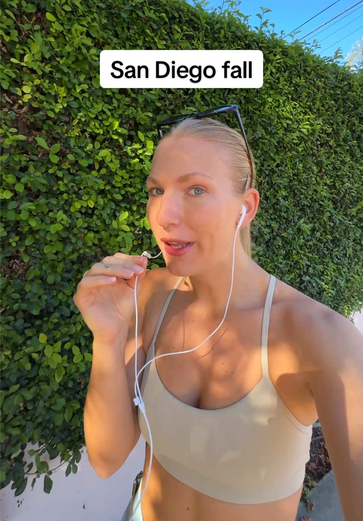 & yes you people with fall foliage of courseeee I’m so jealous lol but I love warmth!! Hanging on to these hot days while it lasts 🌞 #sandiego #sandiegofall #fallfoliage #sandiegolife #beachgirl 