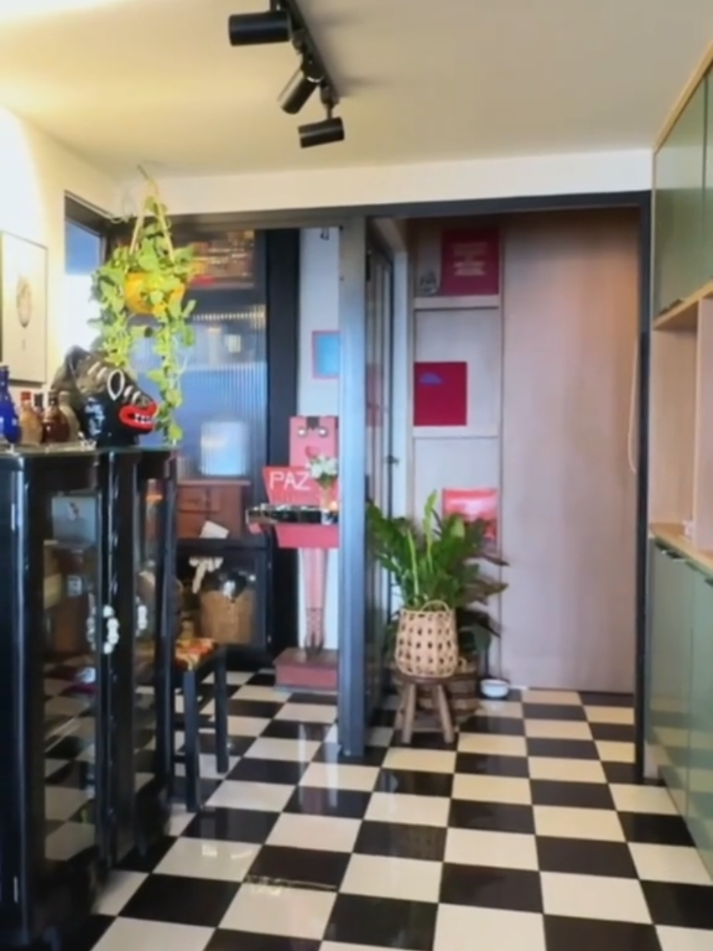 SAIU VÍDEO NOVO NO CANAL nesse apê de 150m² REPLETO de HISTÓRIAS e PERSONALIDADE todo REPAGINADO que tem até um STUDIO INDEPENDENTE! 😀 Corre pro YouTube pra ver esse TOUR ! (Link na Bio) Para ver vídeo completo link na Bio #tourpeloapartamento #decoracao #arquitetura #designdeinteriores #personalidade