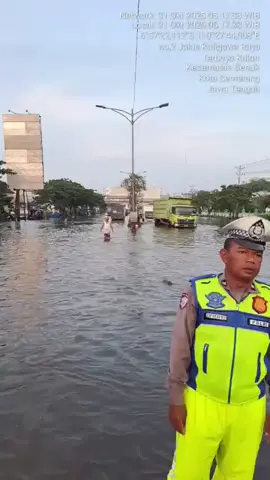 INFO BANJIR KALIGAWE Jumat pagi, 31.10.2025 Live Report dari Genuk Zebra dari  jalan Kaligawe tepatnya depan RSI untuk genangan air sekitar 50 samapai 80 cm ! Tetap hati hati dan waspada saat berkendara !#promomakanharian #banjirsemarang 