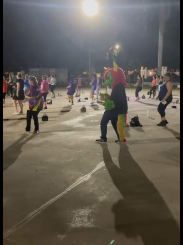 Gracias a @LoloAxolotl por hacerle pasar vergüenza grabando  #furrytiktok #fursuit #zumba #zumbafitness #xyzabc 