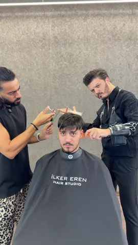 What do you think the sitting on the couch is doing?#ispanya🇪🇸 