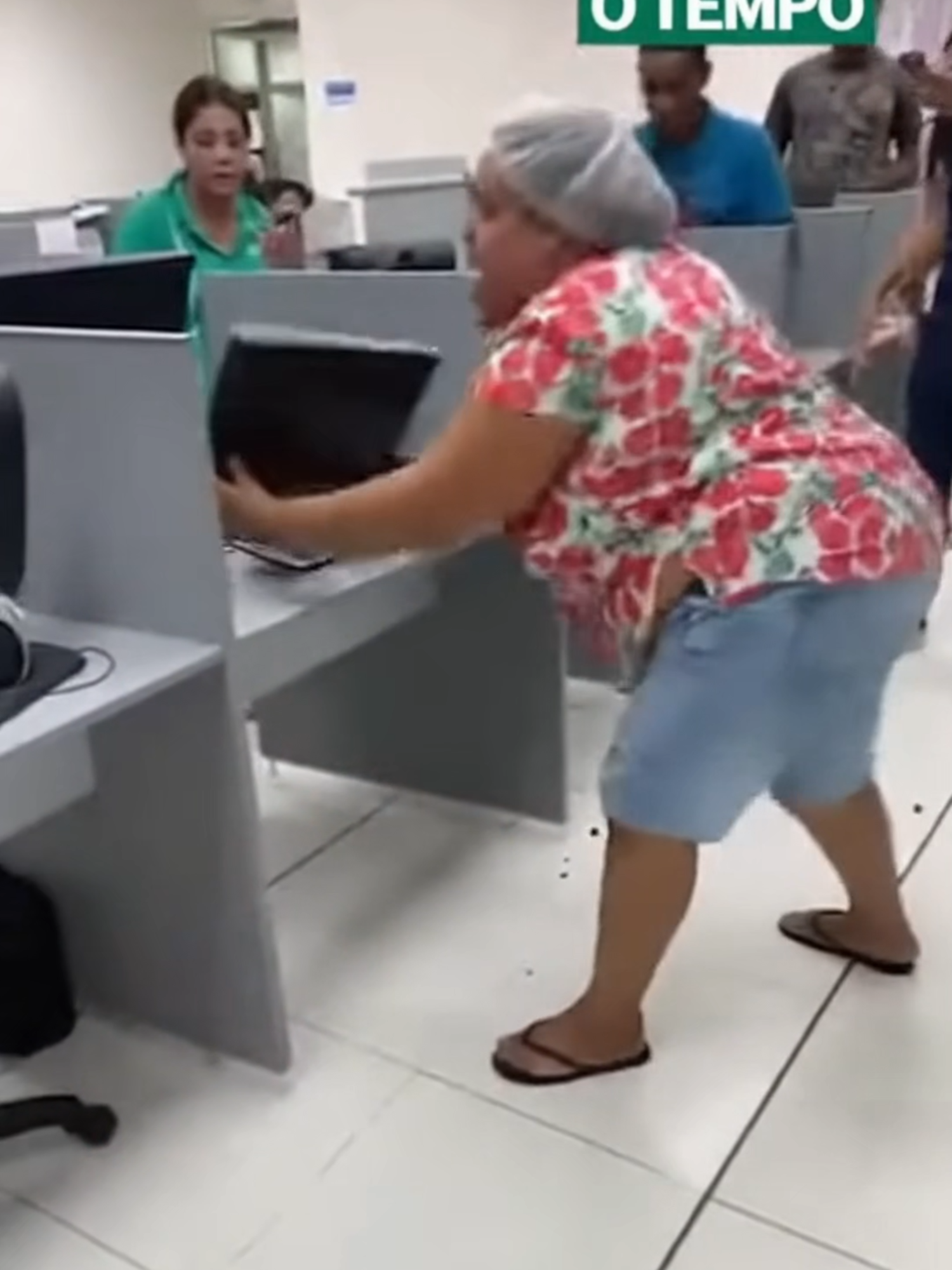 REVOLTA EM TERESINA - Uma cliente destruiu monitores de computador e impressoras em uma agência da Equatorial Piauí, no Centro de Teresina, na manhã dessa quarta-feira (29). Vídeos que circulam nas redes sociais mostram a mulher arremessando os equipamentos. Ela gritava que estava sem energia e alegava ter procurado a ouvidoria da empresa e até a delegacia, sem conseguir atendimento. A cliente afirmou que, ao chegar na sede, um funcionário teria “sorrido da situação”, o que aumentou sua revolta. Em nota de esclarecimento, a Equatorial Piauí informou que a cliente “se exaltou” e provocou “diversos danos no local”. A empresa repudiou “qualquer ato de violência” contra seu patrimônio e colaboradores. A concessionária informou ainda que uma equipe foi ao imóvel da cliente à tarde, não encontrou ninguém, “porém constatou que o fornecimento de energia está regular na unidade”. 📹 Reprodução / Redes Sociais #OTEMPO #teresina #piauí #faltadeenergia #equatorial #consumidor #revolta #polícia