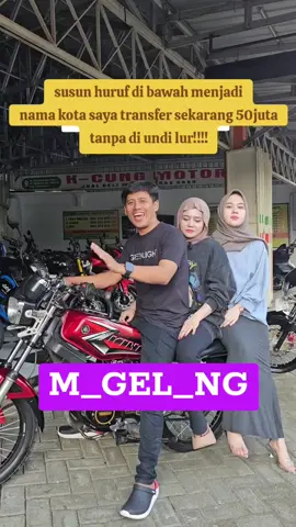 HADIAH ONLINE 💯  SEMOGA BERUNTUNG LUR🙏🙏🙏 Sejarah #fotografi bermula jauh sebelum Masehi. Pada abad ke-5 Sebelum Masehi (SM), seorang pria bernama Mo Ti mengamati suatu gejala. Jika pada dinding ruangan yang gelap terdapat lubang kecil (pinhole), maka di bagian dalam ruang itu akan terefleksikan pemandangan di luar ruang secara terbalik lewat lubang tadi. Mo Ti adalah orang pertama yang menyadari fenomena kamera obscura.  Berabad-abad kemudian, banyak yang menyadari dan mengagumi fenomena ini, sebut saja Aristoteles pada abad ke-3 SM dan seorang ilmuwan Arab Ibnu Al Haitam (Al Hazen) pada abad ke-10 SM, yang berusaha untuk menciptakan serta mengembangkan alat yang sekarang dikenal sebagai kamera. Pada tahun 1558, seorang ilmuwan Italia, Giambattista della Porta menyebut ”camera obscura” pada sebuah kotak yang membantu pelukis menangkap bayangan gambar. Nama kamera obscura diciptakan oleh Johannes Kepler pada tahun 1611. Johannes Kepler membuat desain kamera portable yang dibuat seperti sebuah tenda, dan memberi nama alat tersebut kamera obscura. Didalam tenda sangat gelap kecuali sedikit cahaya yang ditangkap oleh lensa, yang membentuk gambar keadaan di luar tenda di atas selembar kertas. #masukberanda #islamic_video #islamicquotes #trendingvideo 