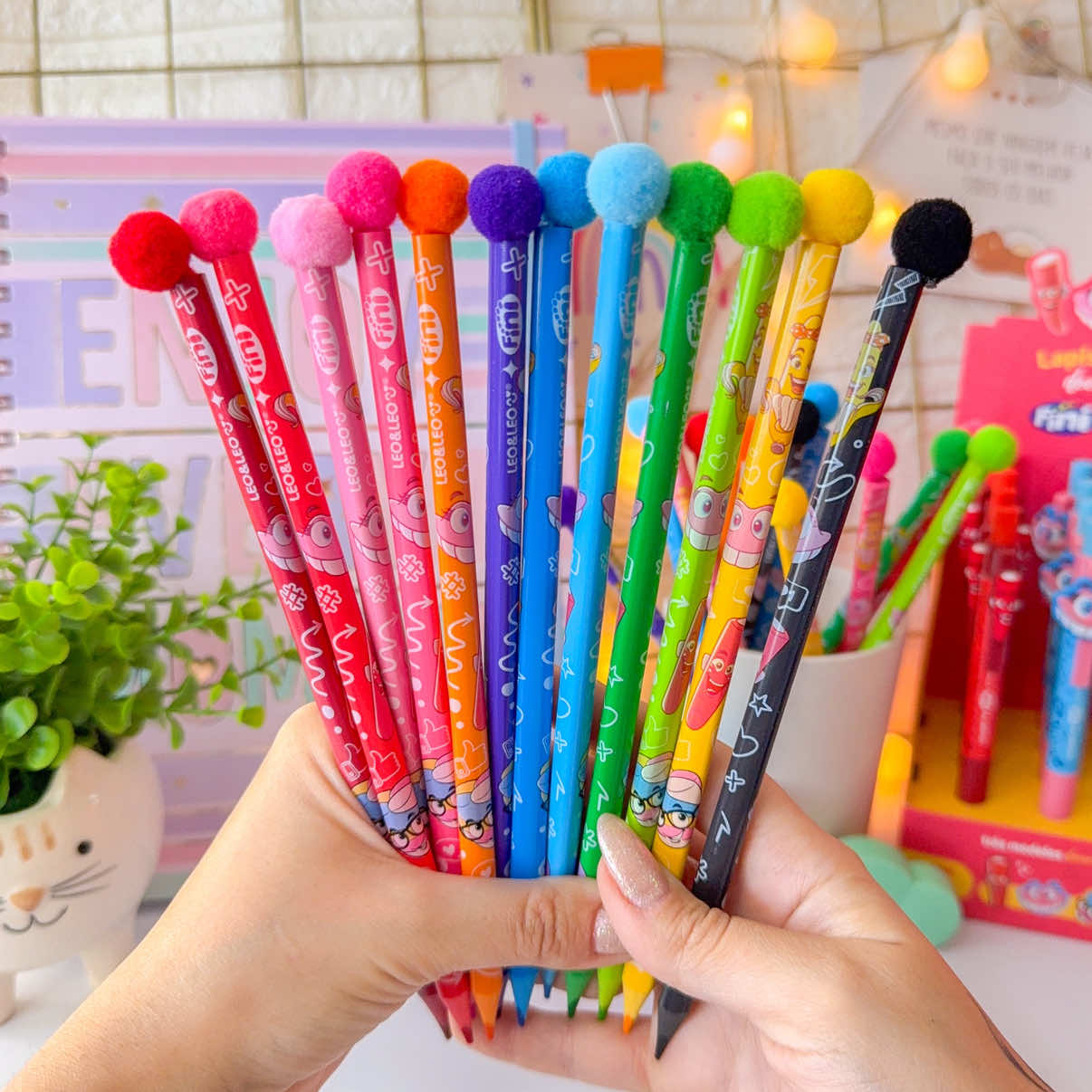 Nunca um lápis de cor foi tão fofo assm 🍭✨🤍  #papelaria #materialescolar #materialescolar2026 #study