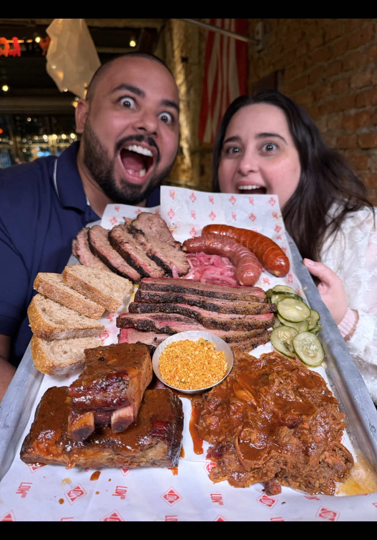 🔥 Uma viagem pelo churrasco americano com toque brasileiro! Brisket, cupim, pulled pork, costelinha… tudo feito no estilo low and slow, defumado por horas até ficar desmanchando 🤤 📍 Unidades: 🥩 Brooklin — R. Quintana, 769 📞 (11) 91456-9824 ⏰ Ter a Qui: 12h–14h30 | Sex: 12h–14h30 / 18h–22h | Sáb: 12h–22h | Dom: 12h–17h 🔥 Pinheiros — R. dos Pinheiros, 1235 📞 (11) 3042-0001 ⏰ Seg a Qua: 12h–15h / 18h–22h | Qui e Sex: até 23h | Sáb: 12h–23h | Dom: 12h–17h