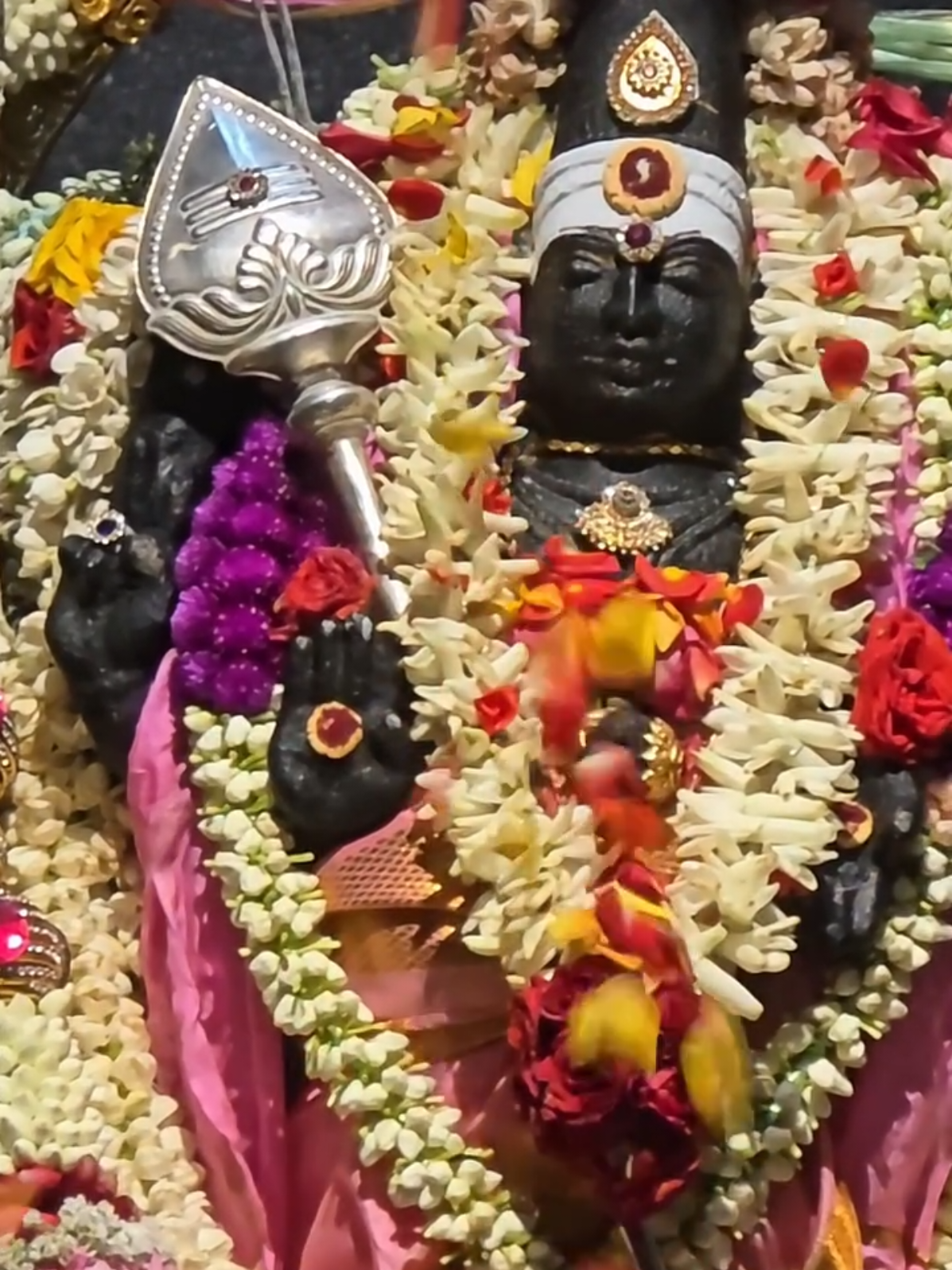 ஆறுமுகம் படைத்த ஐயா வருக நீறிடும் வேலவன் நித்தம் வருக சிரகிரி வேலவன் சீக்கிரம் வருக | Sri Veeramakaliamman Temple Singapore #singapore #sriveeramakaliammantemple 