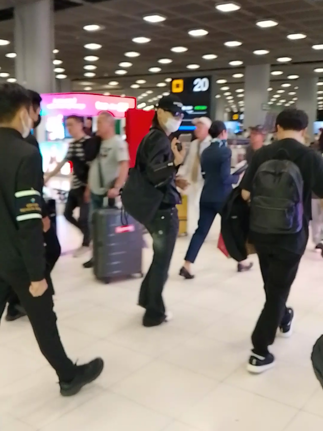 เพื่อนบีมาถึงเมื่อคืนหล่อตาแตกมาก แจ็คเก็ตหนัง ใส่แว่น ผมยาว ตายล๊าววววว จัยเหลวไปหมด😎🥰🫶😘😍🌴 @jaybnow.hr16  #เจบี #jaybnow_hr #JAYB  #TAPE_RE_LOAD_FINALE_BKK 