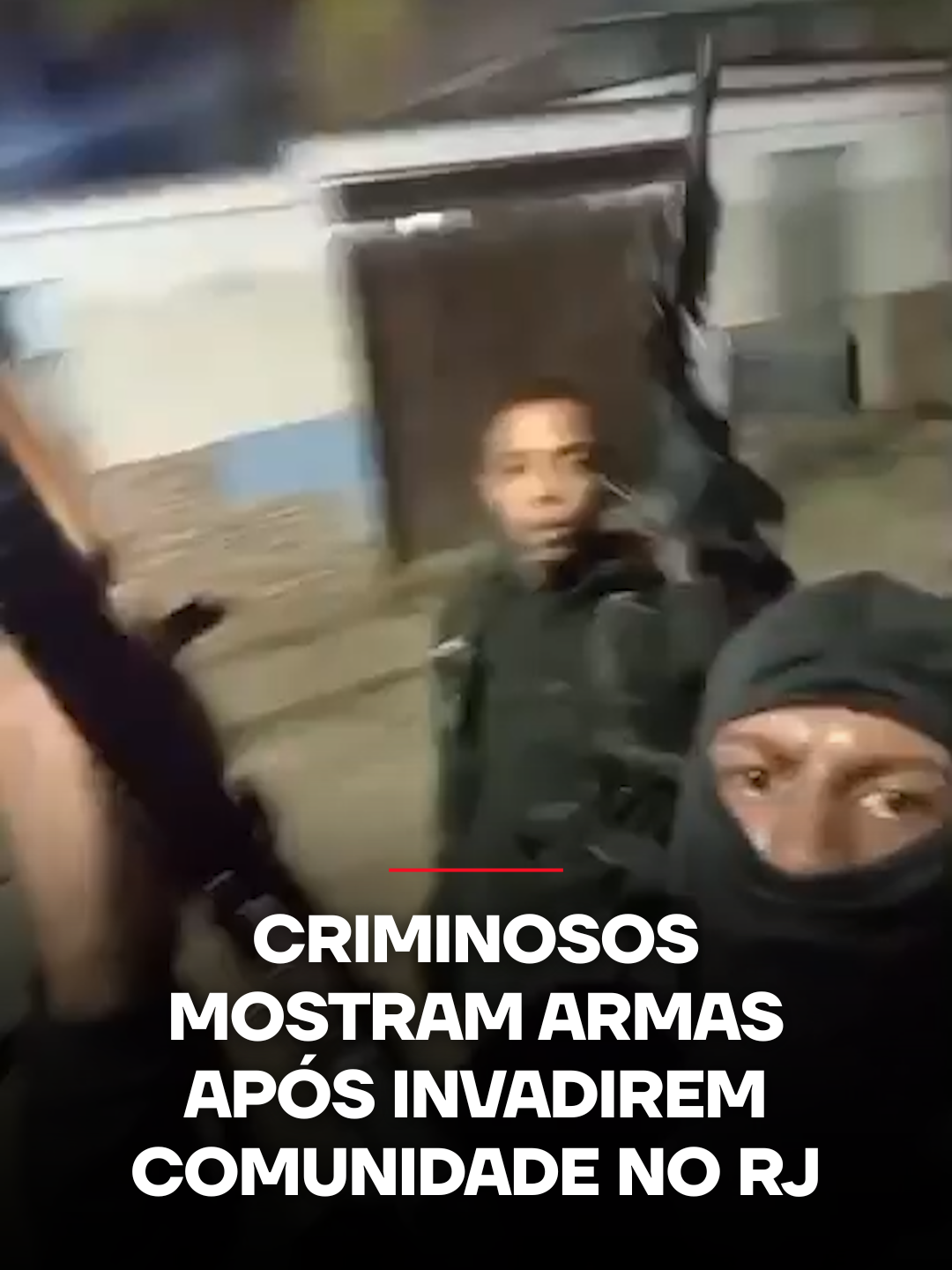 Mesmo após perder mais de cem integrantes durante a megaoperação policial, membros do Comando Vermelho (CV) invadiram a comunidade da Carobinha, território que estava sob domínio da milícia. A ofensiva aconteceu logo após os confrontos registrados nos complexos do Alemão e da Penha, na zona Norte do Rio de Janeiro. A Polícia Civil do Rio atualizou para 121 o número de mortos na operação realizada na última terça-feira (28). A nova contagem foi divulgada na manhã desta quinta-feira (30), após a chegada de novos corpos ao Instituto Médico Legal (IML) Afrânio Peixoto, no centro da cidade. Segundo o balanço do governo, 54 corpos foram encontrados no dia da ação, enquanto outros 63 foram localizados por moradores em uma área de mata no Complexo da Penha, na quarta-feira (29). Entre as vítimas estão quatro policiais, sendo dois civis e dois militares. 📺 Confira na JP News e Panflix 📌 Siga o nosso perfil @jovempannews #Brasil #JovemPanNews #Criminosos #CV #RJ