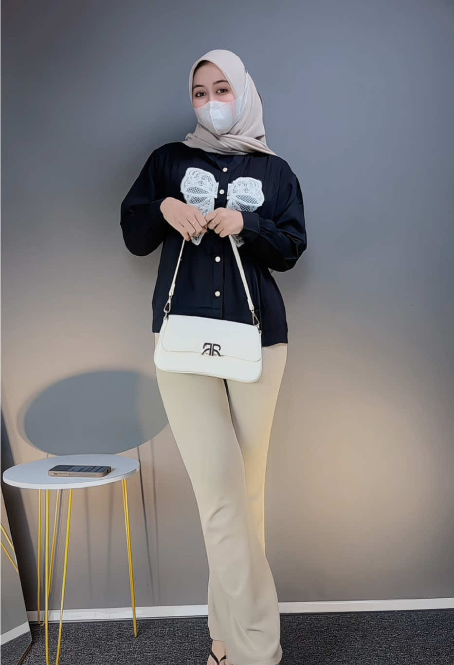 asli ini gemes banget beb😍bahan rayon twill ya beb, adem poll, halus, nyaman dipakainya🫶🏻🖤 #rekomendasioutfit #rekomendasi #kemeja #fyp #fyppppppppppppppppppppppp 